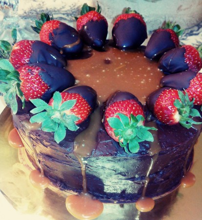 TARTA DE FRESAS NATURALES CON BIZCOCHO DE CHOCOLATE, GANACHE Y SALSA DE CARAMELO